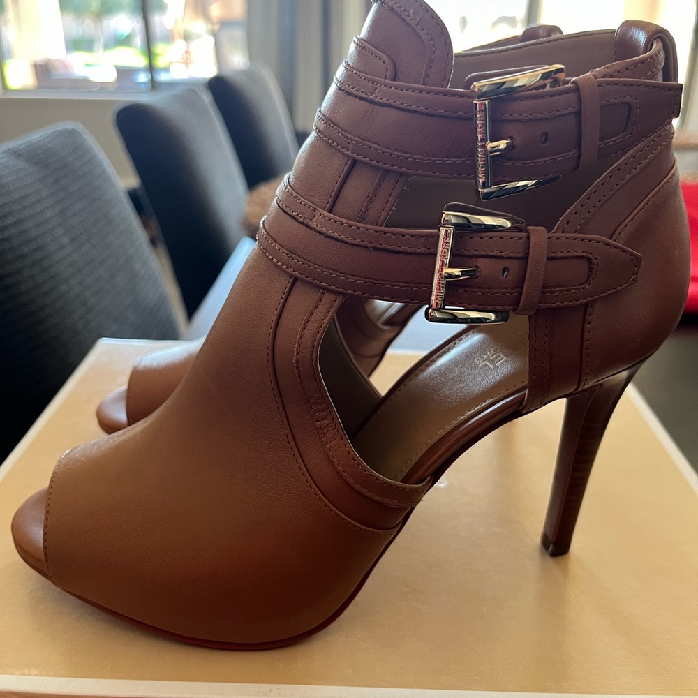 Michael Kors Booties. Camel.